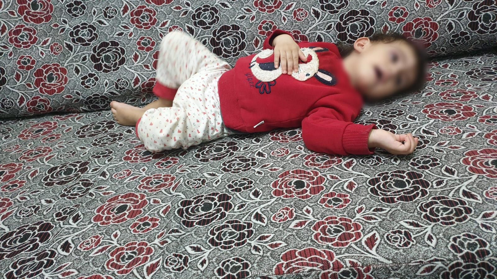 رغد طفلة بحاجة ماسّة لجهاز رذاذ.