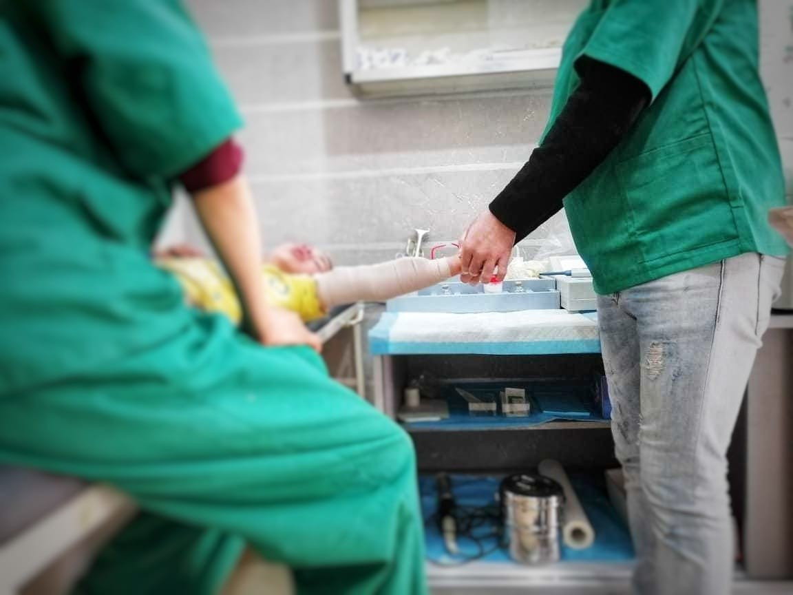 Ein Kind mit gebrochenem Arm braucht eine OP