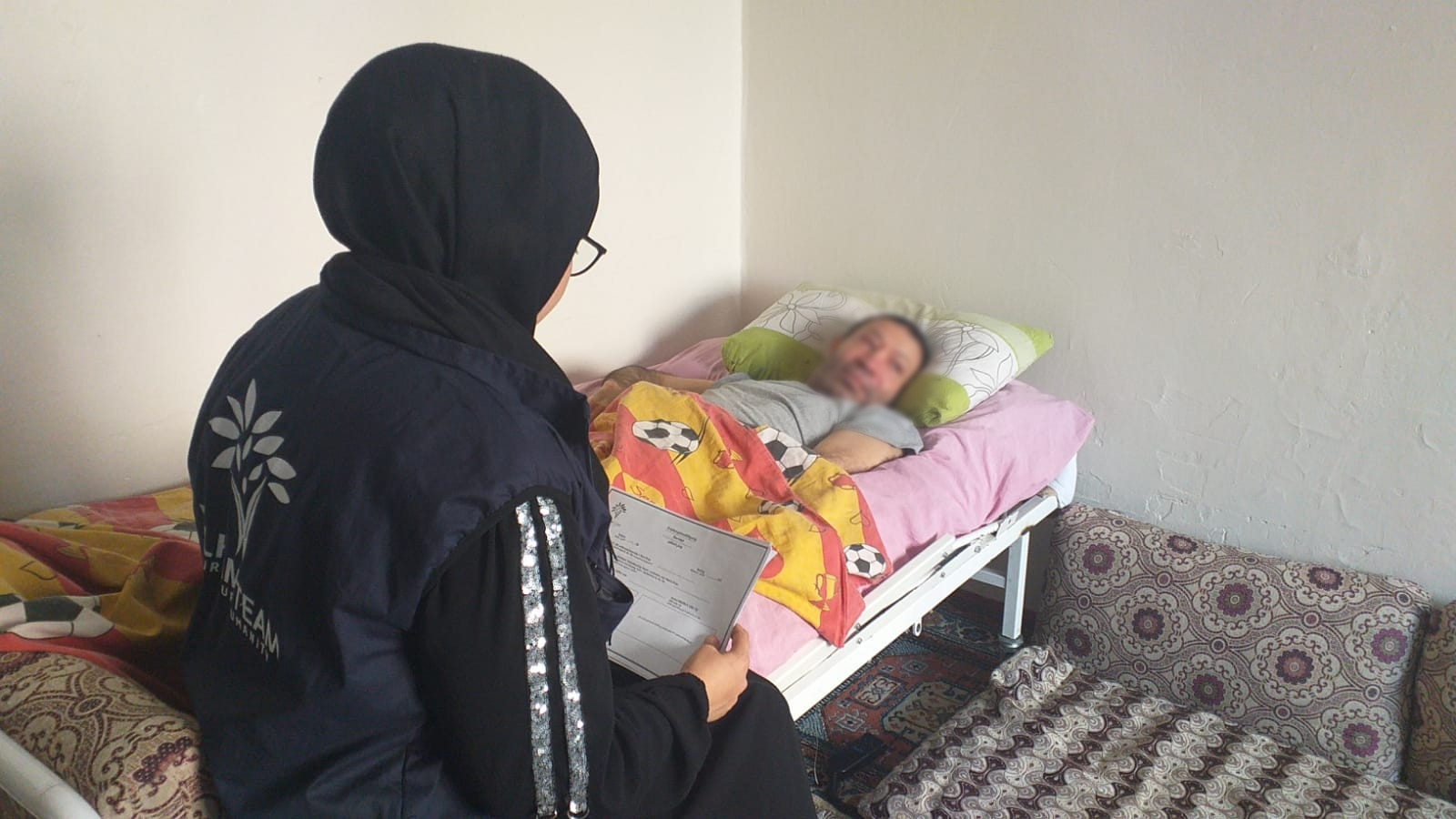 حادث أليم تسبب له بالشلل وفقدان الذاكرة,أسرة العم علي بحاجة لعونكم!