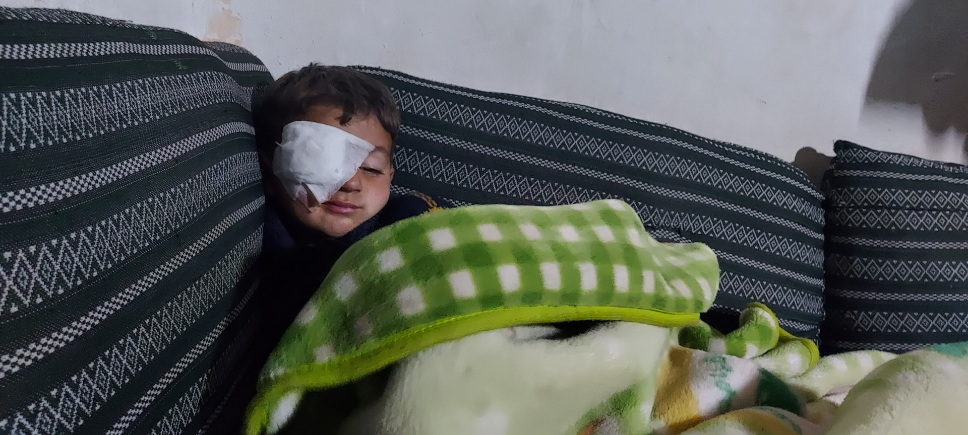 His innocent eyes are injured! Omar needs your urgent help!