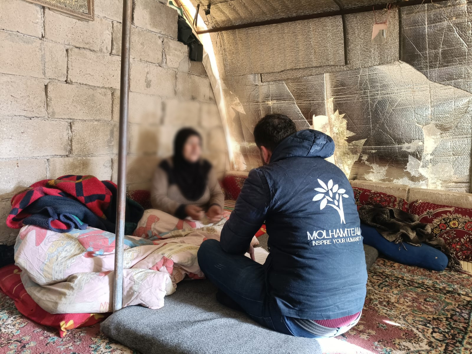 قيّد العجز يديها أمام زوجها المسنّ وابنها المصاب وهي بحاجة لمساعدتنا في تأمين احتياجاتها