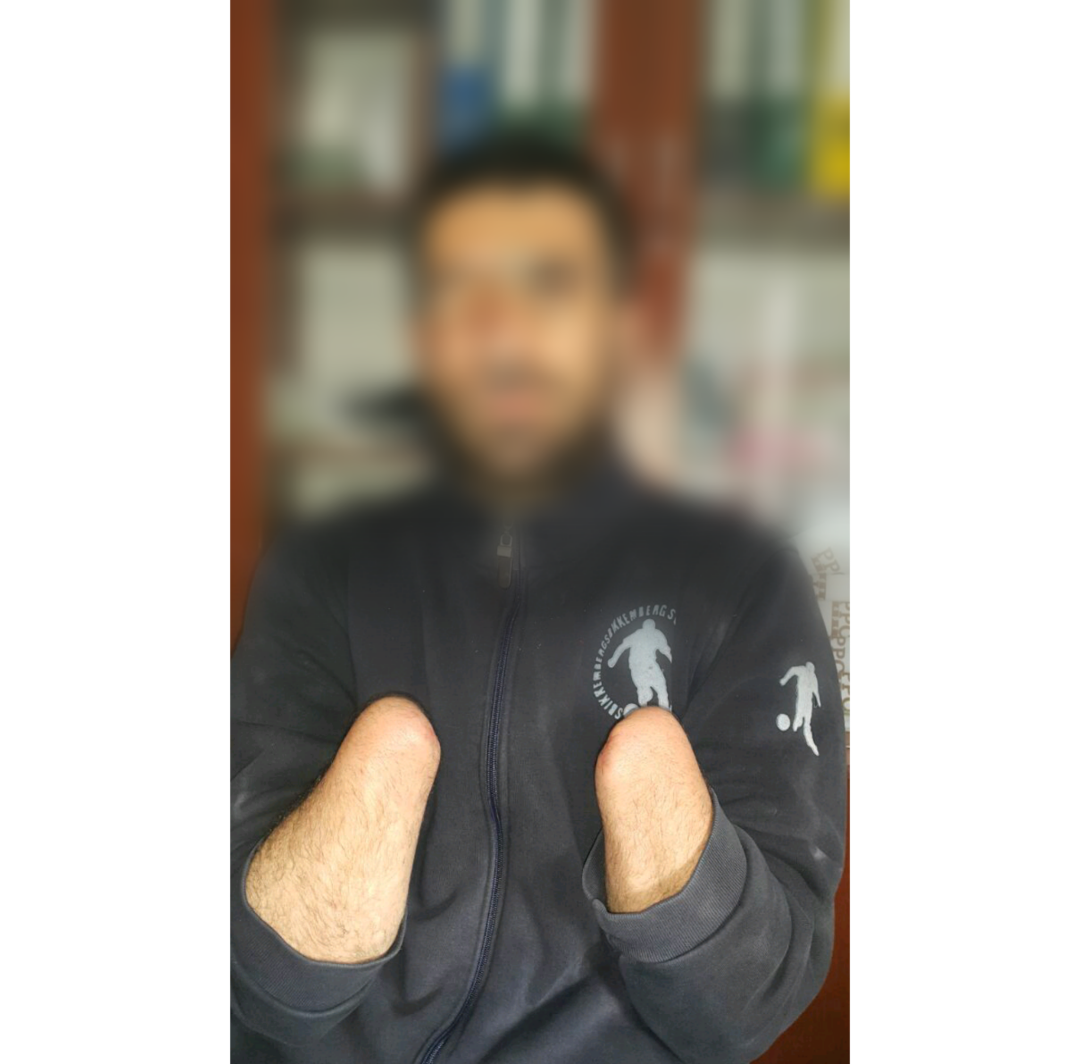 شاب يعاني من مشاكل في السمع