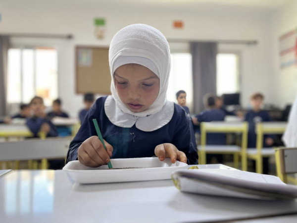 سمية طفلة صغيرة لديها حلم لطيف بان تصبح خياطة