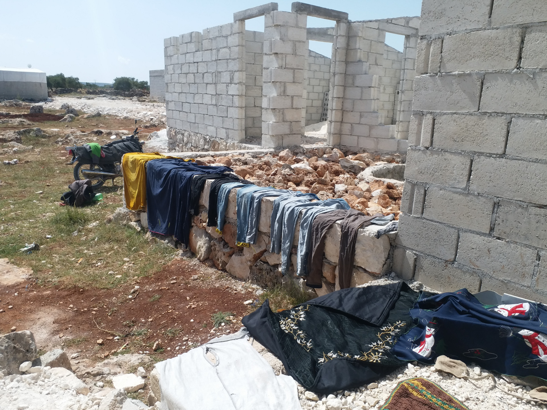 In a small room, Fatima and her children live in the worst living conditions.