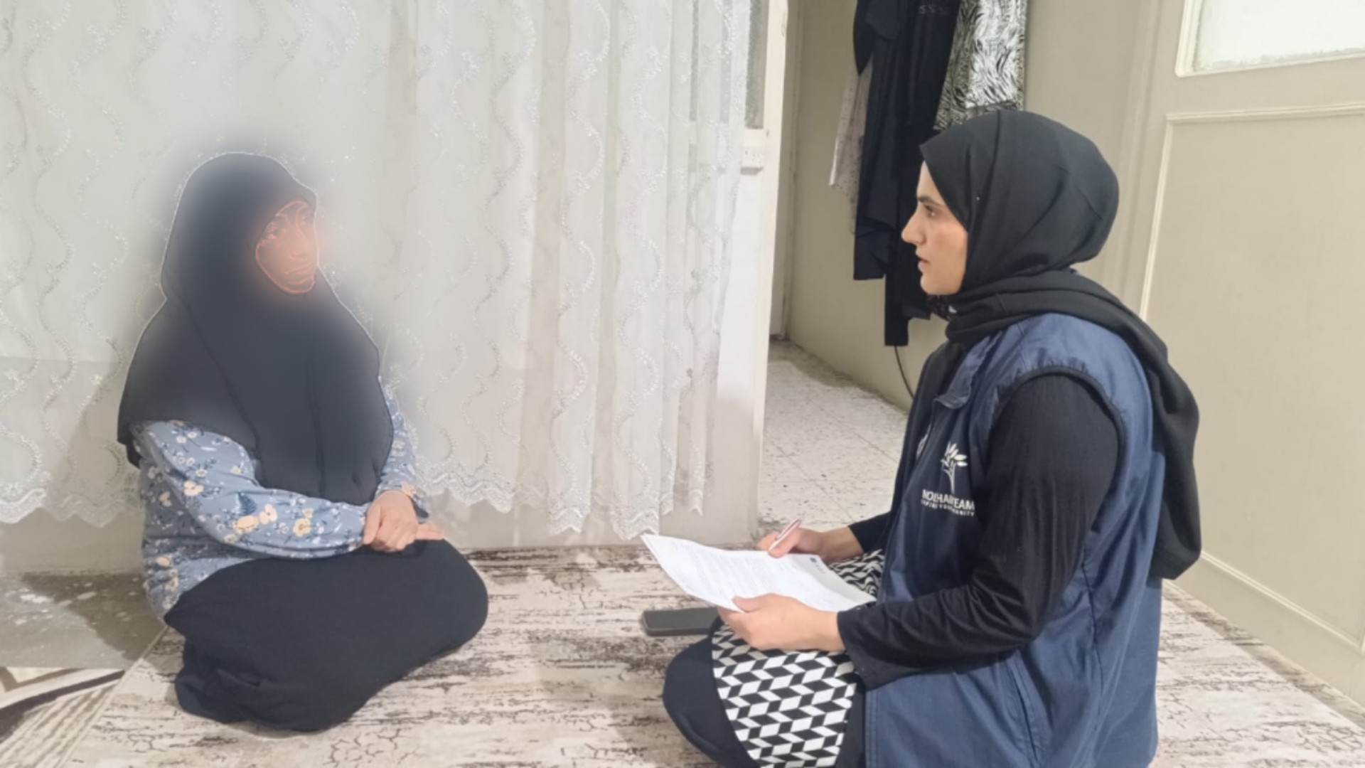 بين الديون والقهر تعيش الخالة مريم الحياة بالدموع والمعاناة