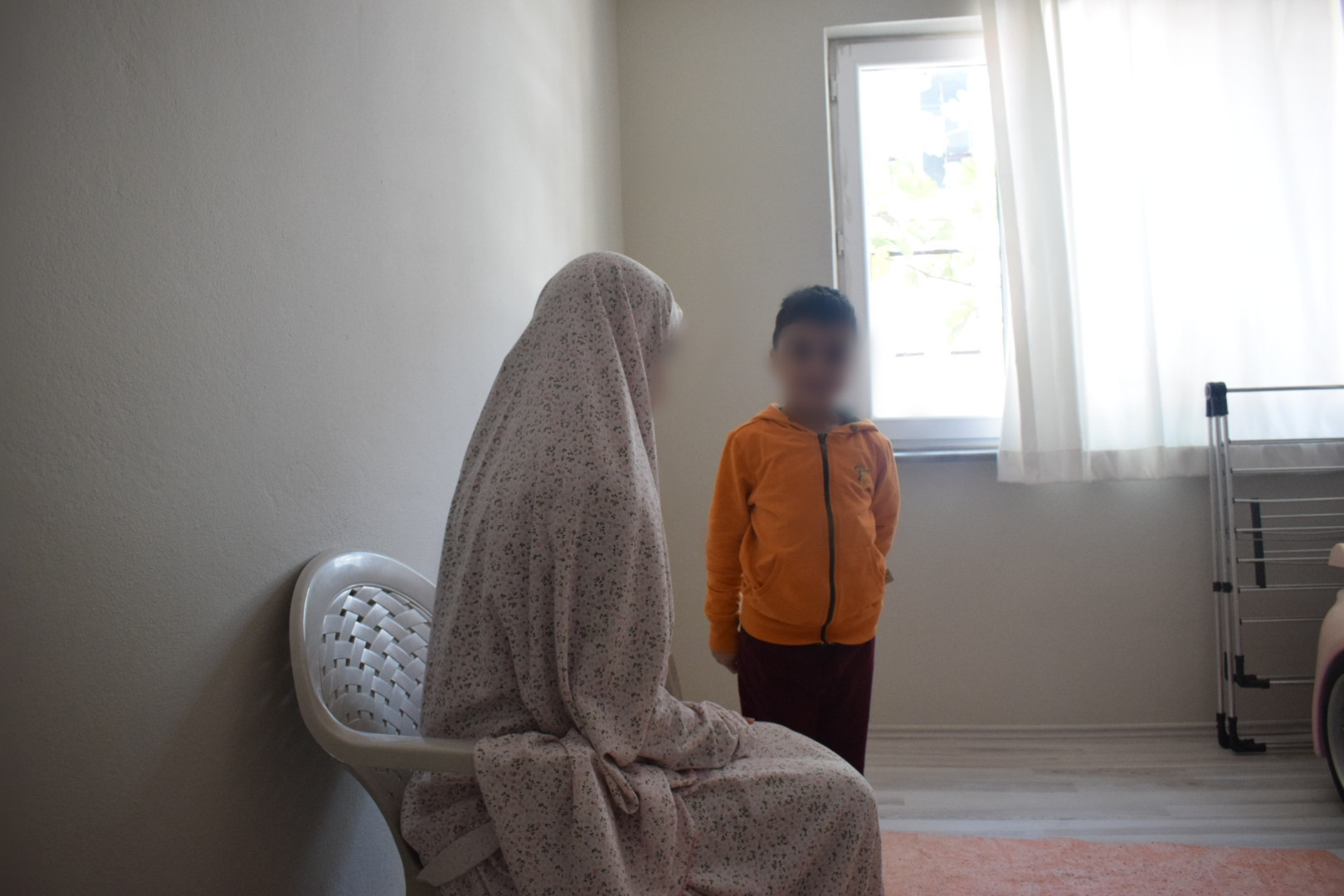 Nawal and her child have no breadwinner and seek your support