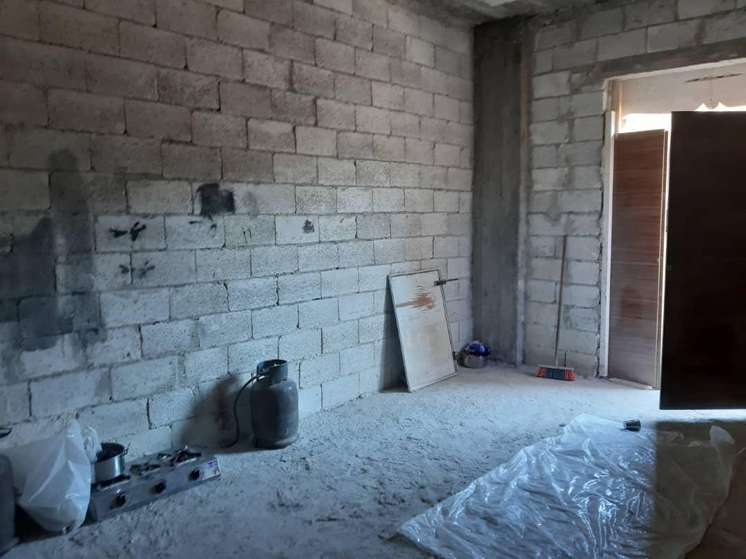 5 people live in a poor house
