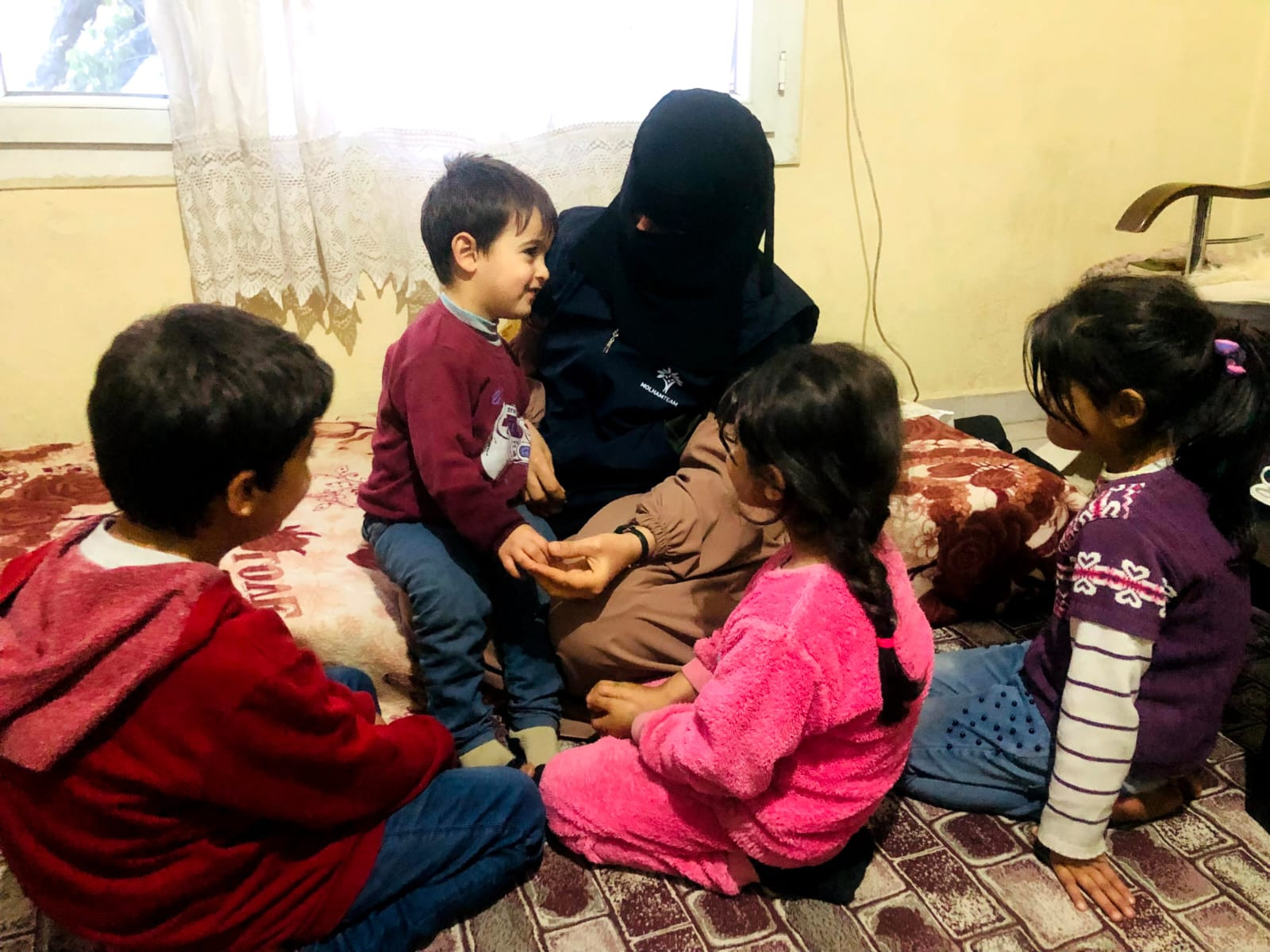 عائلة تبحث عن الدفء