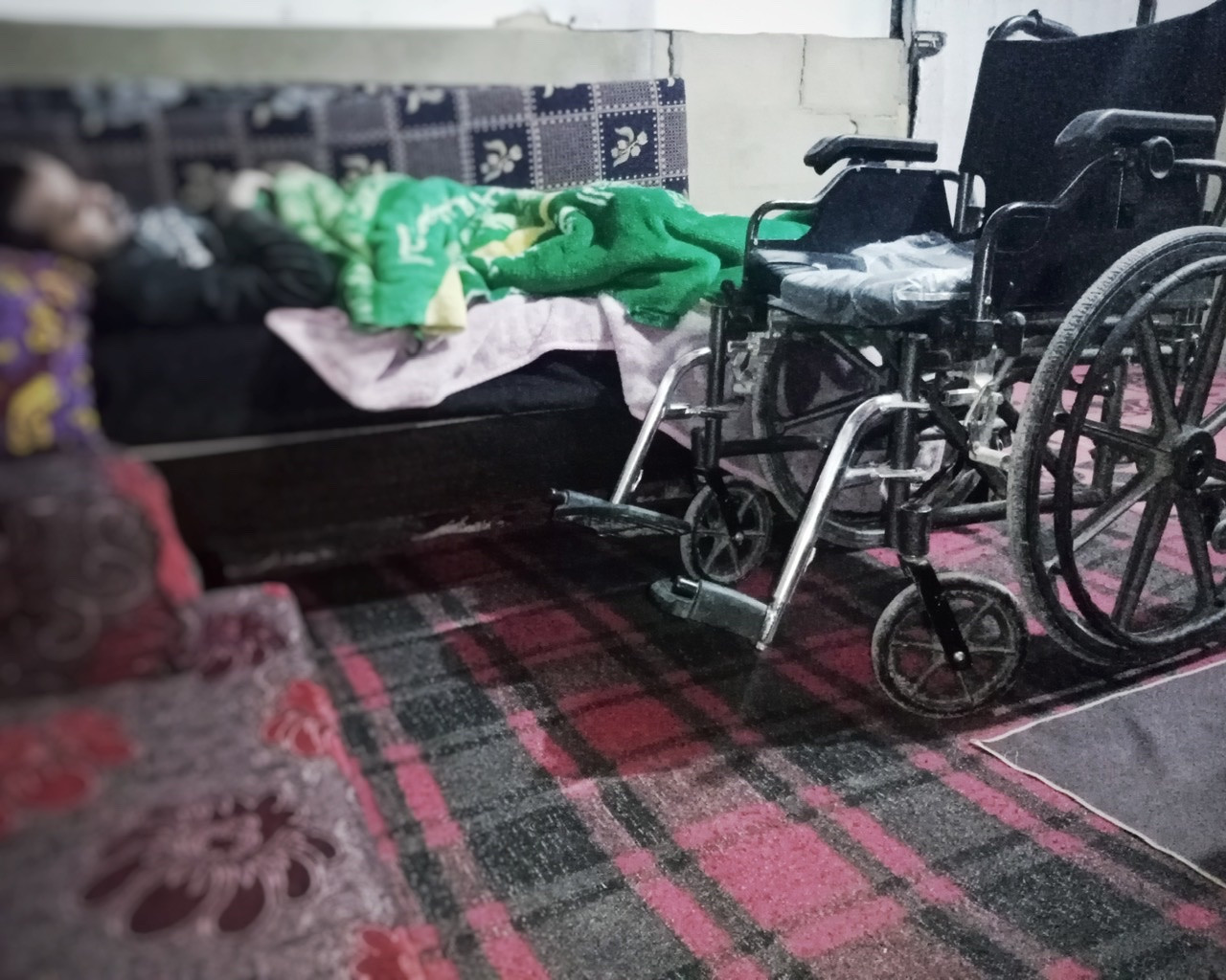A family's breadwinner suffers from hemiplegia and needs your help