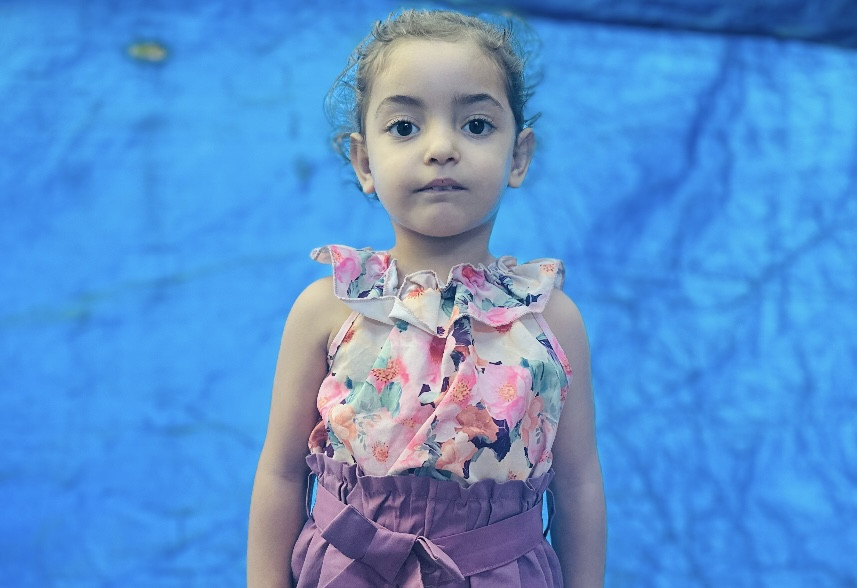 ساجدة يتيمةٌ بلا مأوى