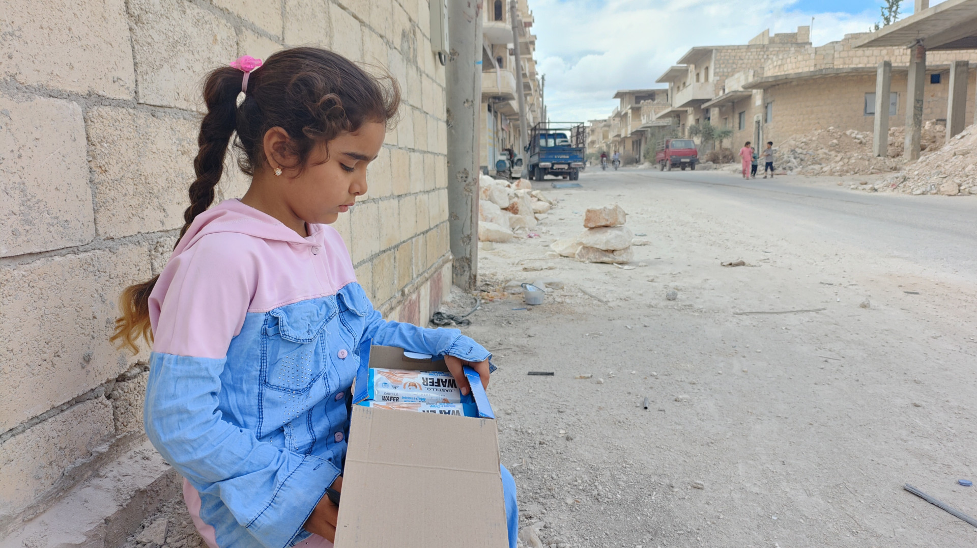 بائعة البسكويت..طفلة صغيرة، أحلام كبيرة…