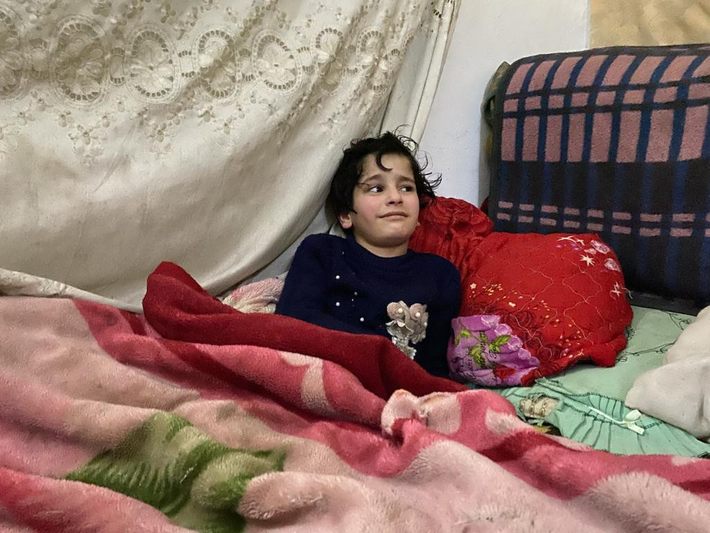 الطفلة حنان لديها كسر في عظم الفخذ والحوض، بحاجة إلى عملية