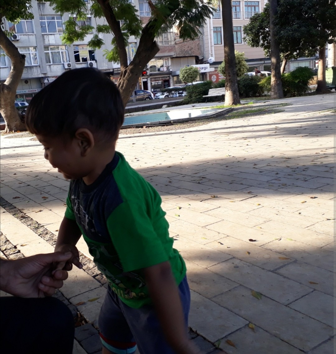 A child expatriates with his father in search of treatment