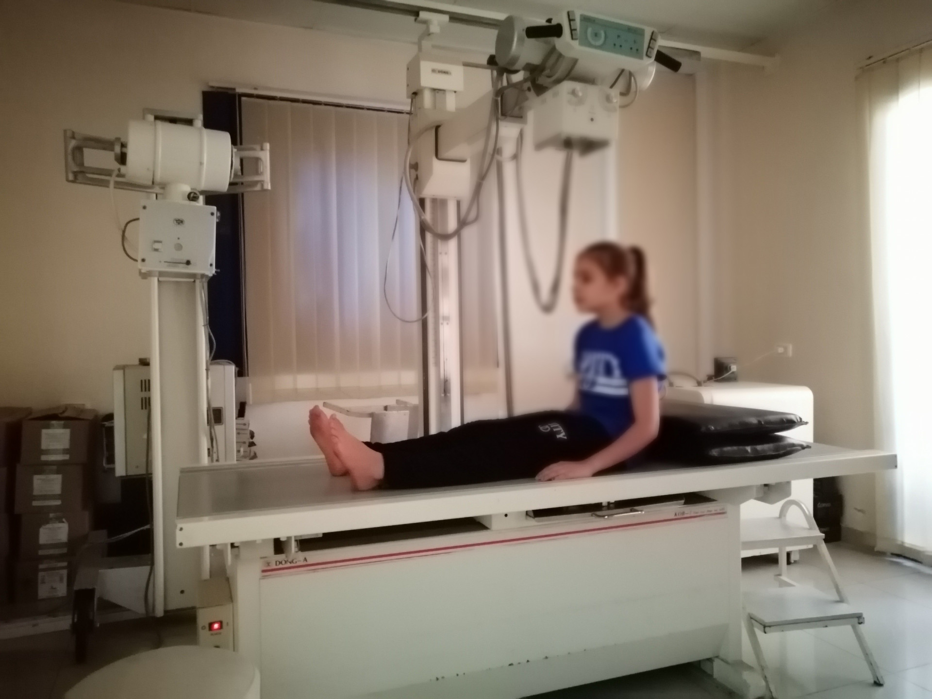 رغد بحاجة لفك الصفيحة المعدنية والبراغي من فخذها