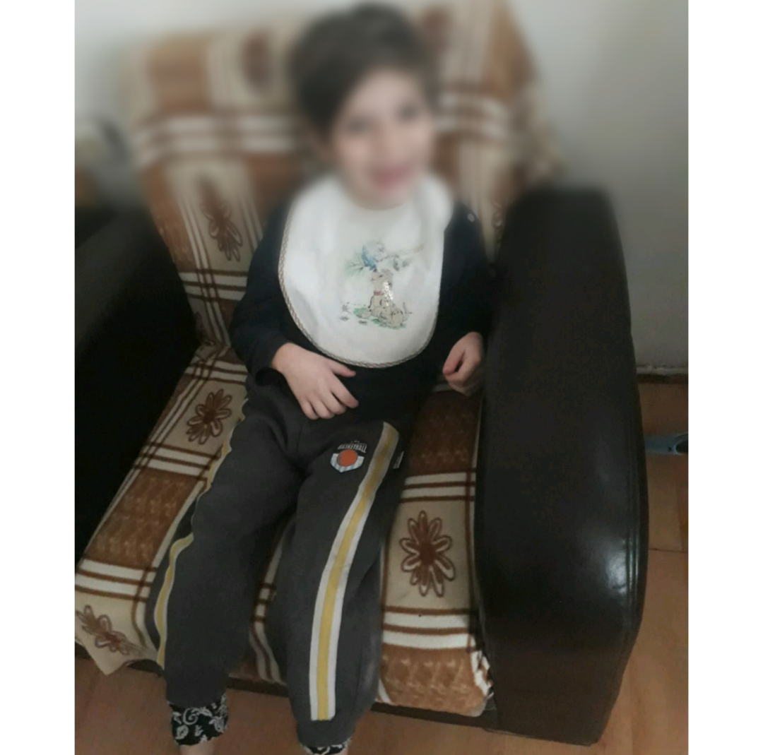 طفل يعاني من ضمور في الدماغ