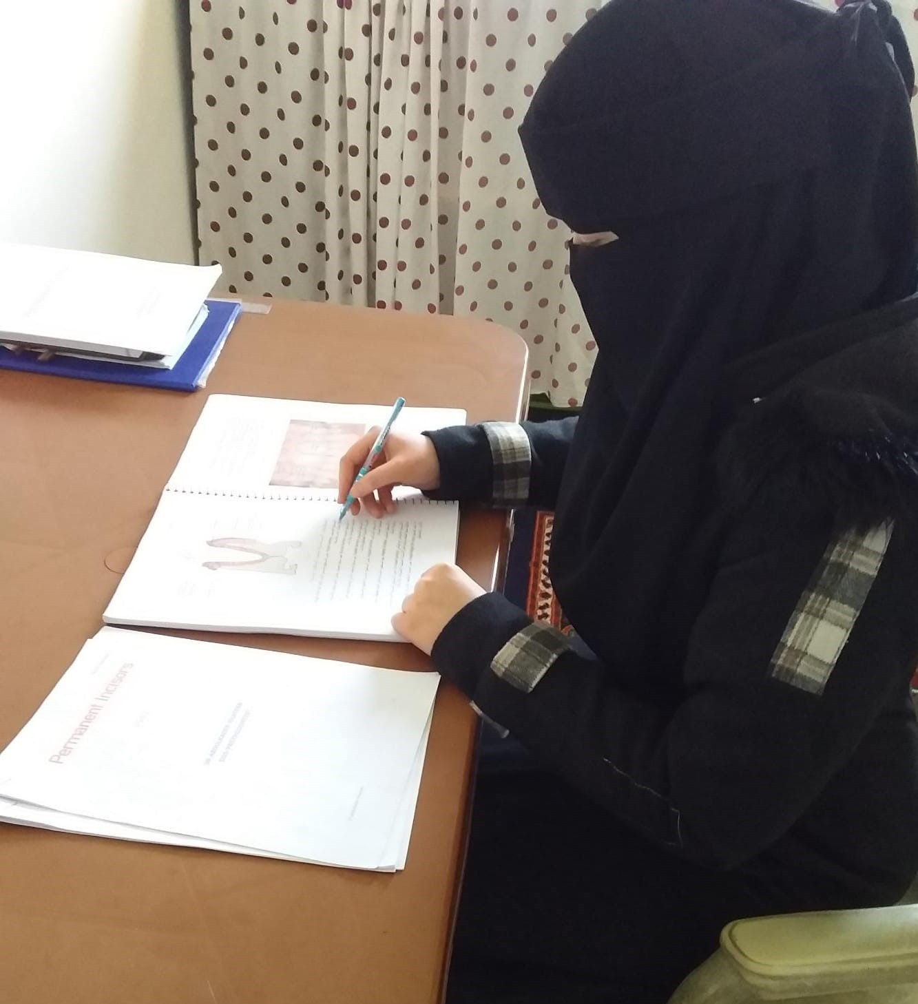 رشد طالبة طب أسنان بحاجة لعونكم!