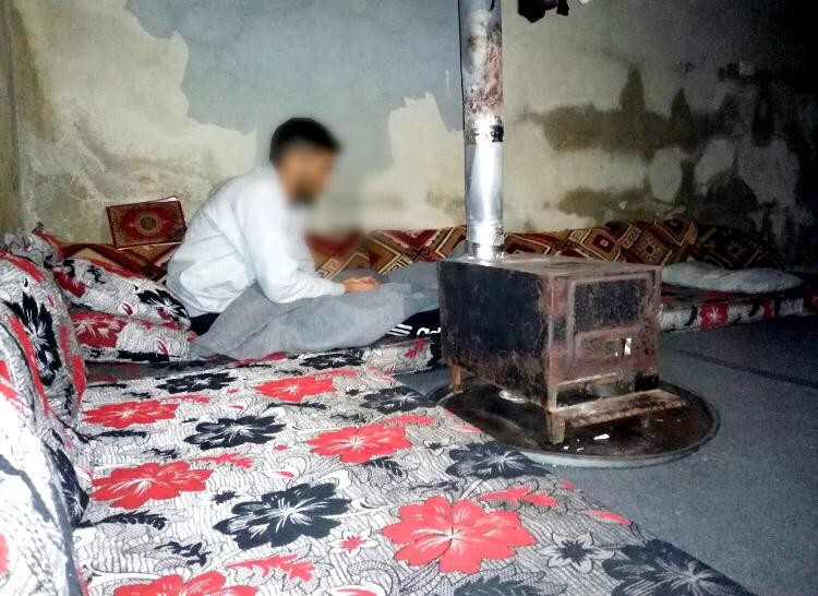 مصطفى أب لخمسة أطفال بحاجة لعملية تركيب مفصل.