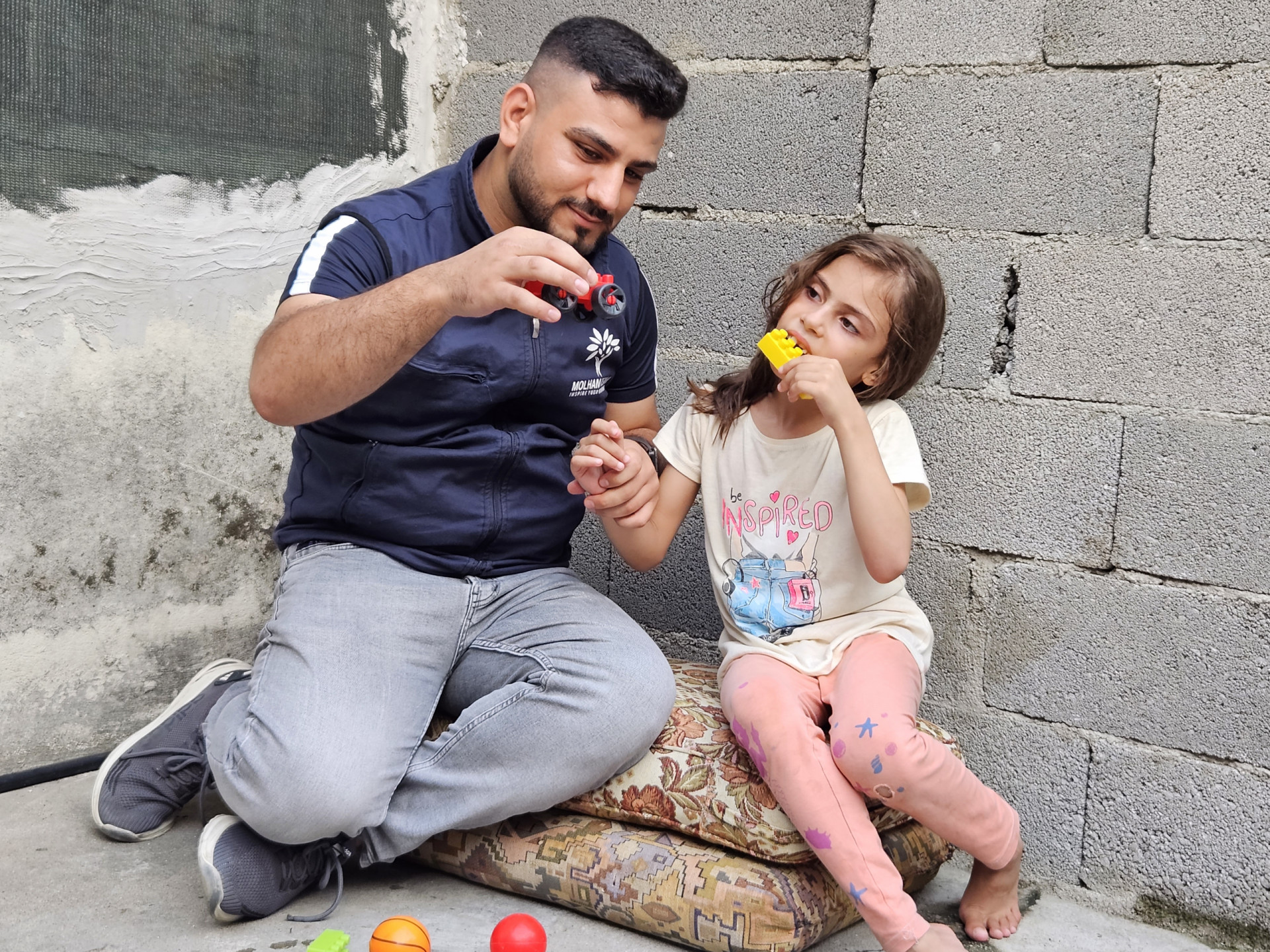 This little girl lost her mother in the earthquake