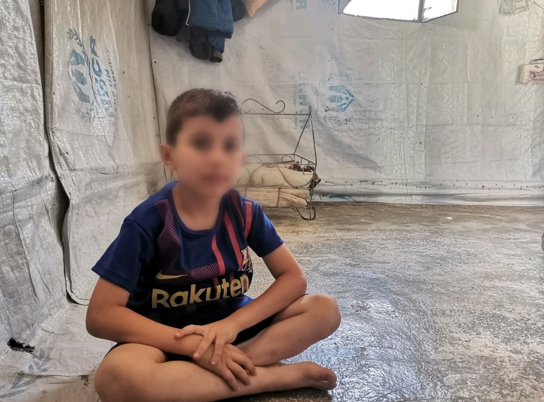 يعاني الطفل الصغير إياد من اختلاجات ويحتاج على إثر ذلك ل تناول الأدوية ب استمرار