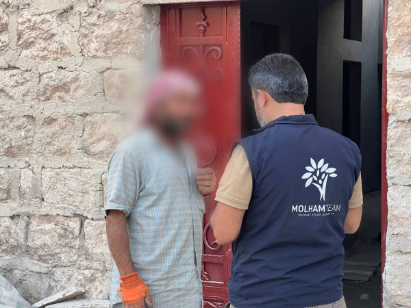 نصفُ منزل ينتظر الترميم