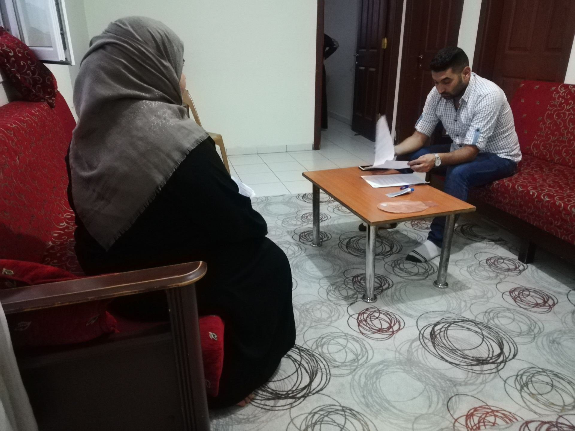 شابة بعيدة عن أهلها تُعاني مع مرضها