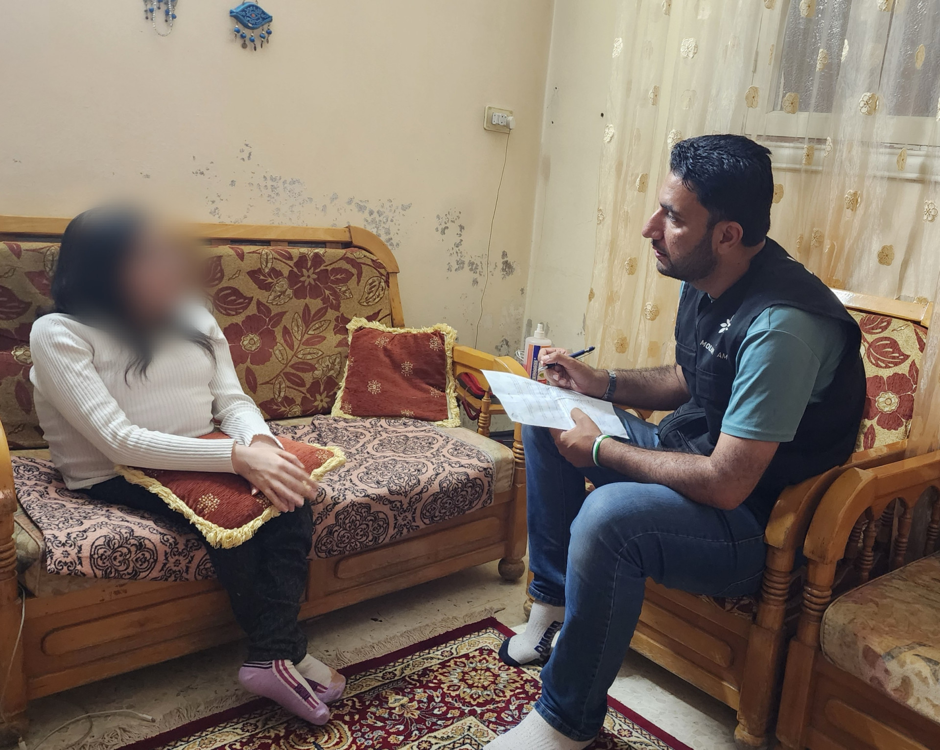 شللٌ في الأطراف يمنعها عن كسب العيش