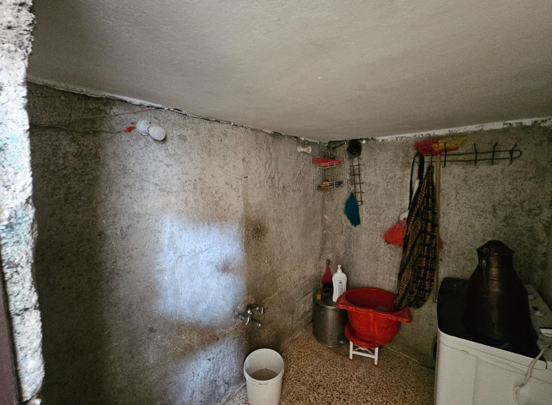 واقعٌ معيشيّ قاسٍ لأربعة أطفال