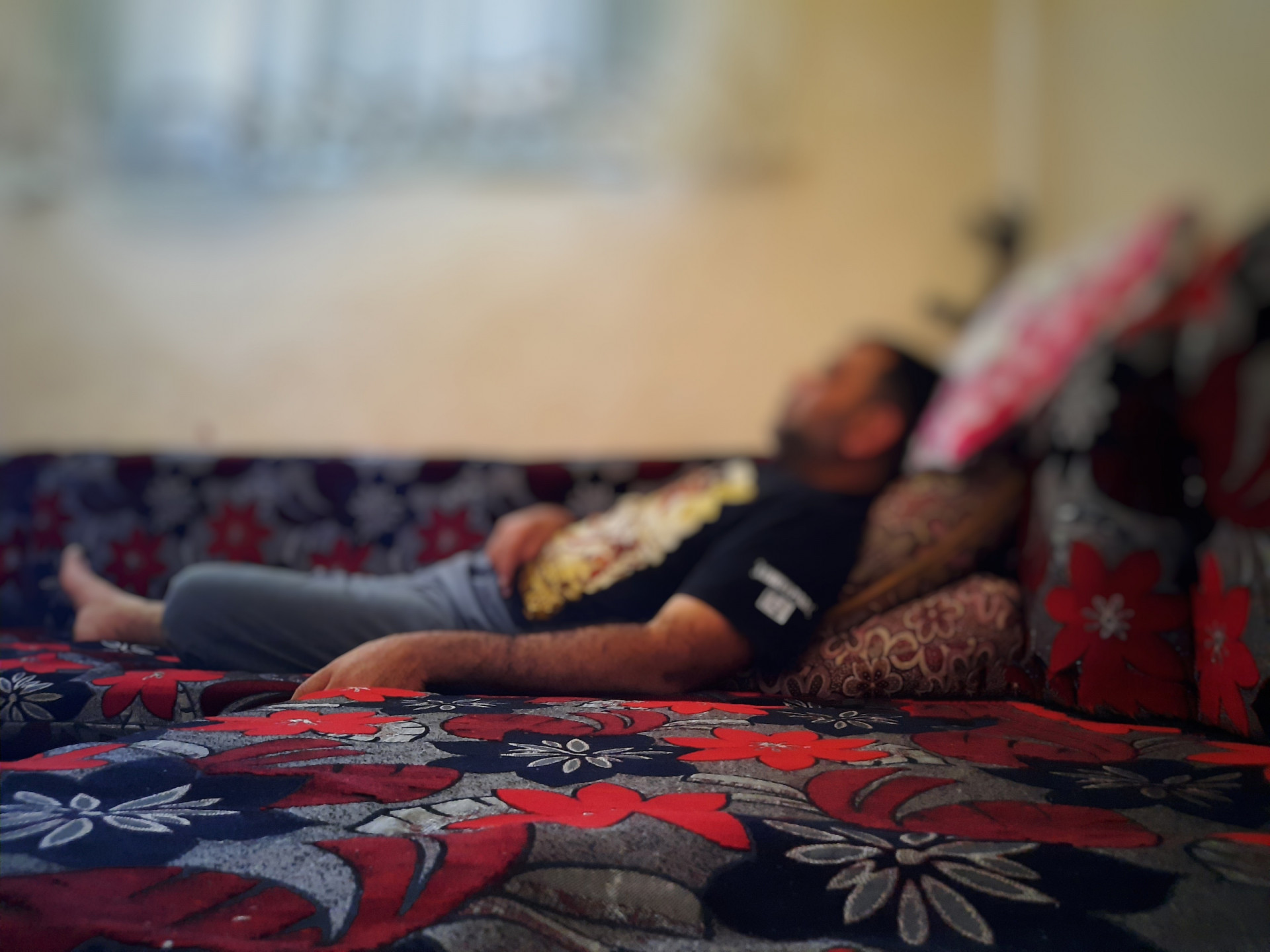 عبد الرزاق تعرض لعدّة حوادث أدت إلى تمزق غضروف ركبته اليمنى واعتلال في الأعصاب، وهو بحاجة للمساعدة لنؤمن له كرسي كهربائي