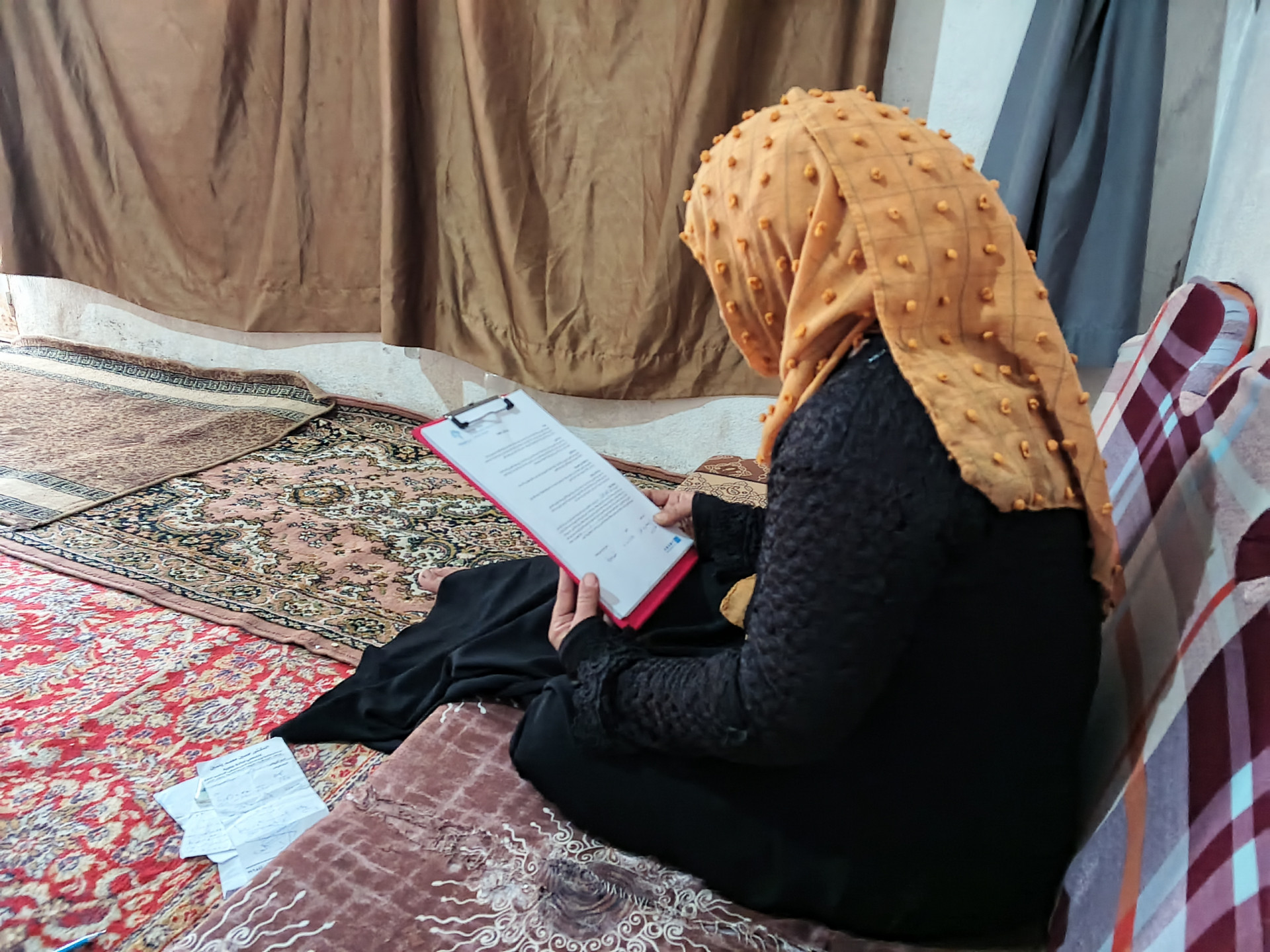 أمرأة و طفلتها تواجهان الحياة بمشقة بالغة