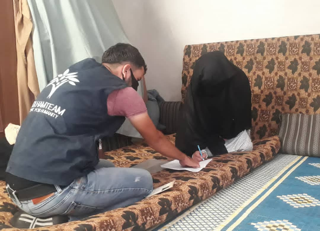سيدة تعيش في خيمة تعاني مشكلة في عينيها