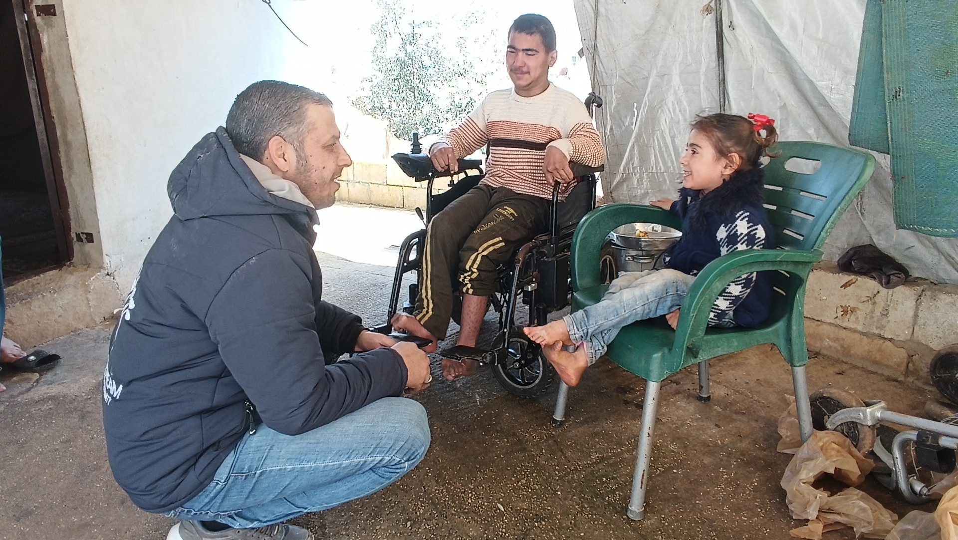 مناس معيلة عائلة فيها طفلين معاقين بحاجة مساعدتكم