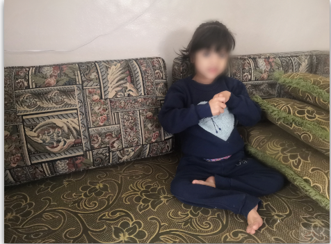 A little kid in difficult conditions needs treatment.