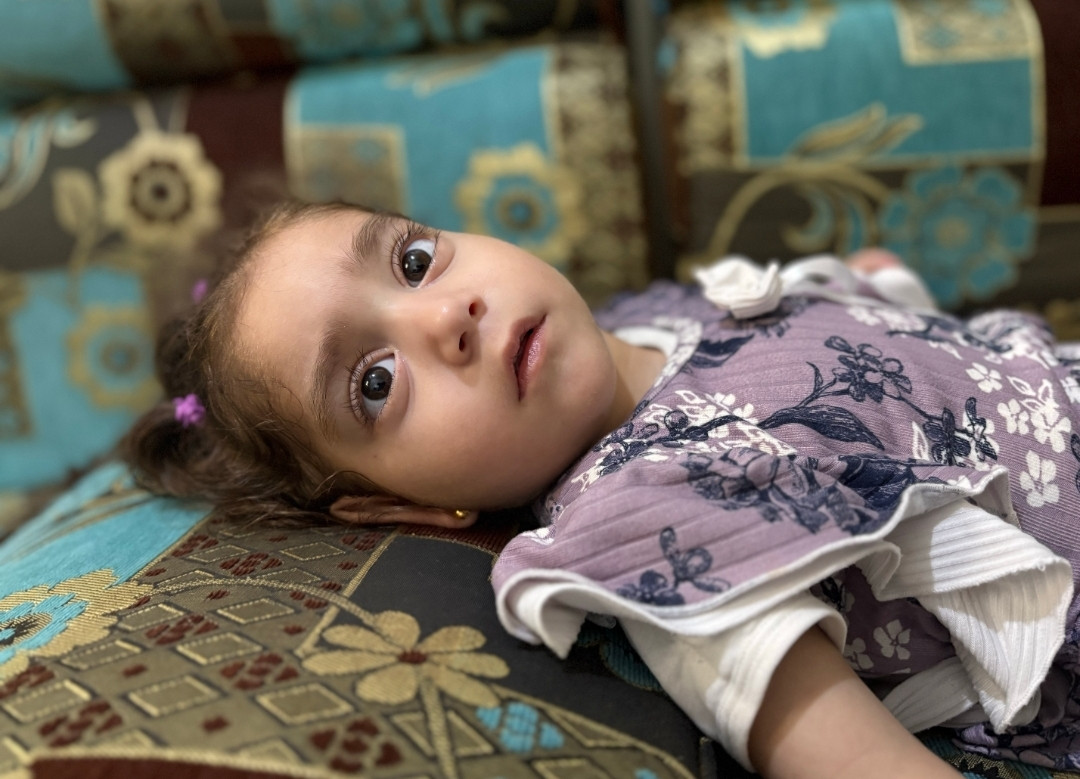 قاربت الأربع سنوات ولم تمشِ بعد