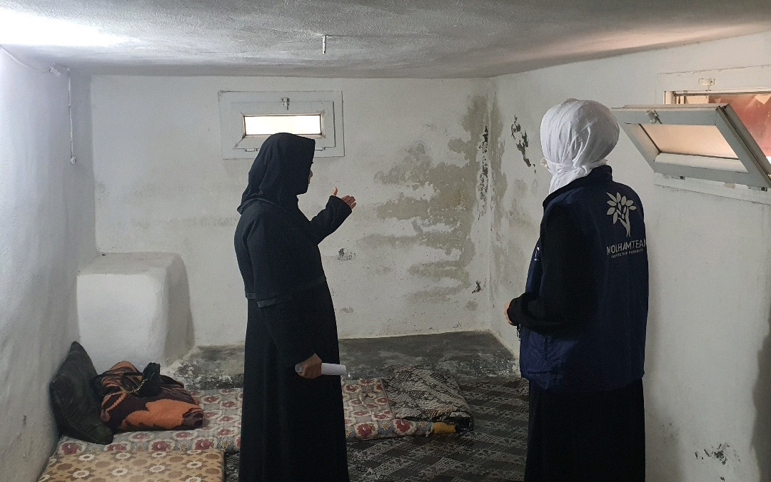 A mother and her daughter live in bad conditions after the detention of the father and displacement to Turkey
