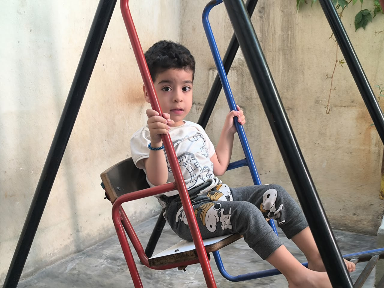 عمر طفل يصارع ضمورًا دماغيًا