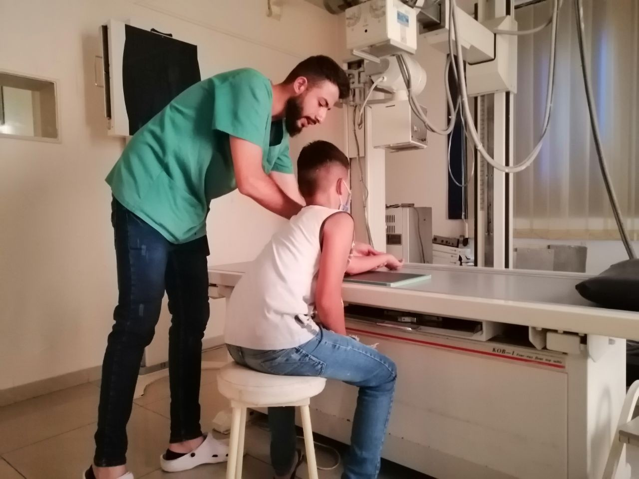 خالد يعاني من كسر في اليد وبحاجة مساعدة