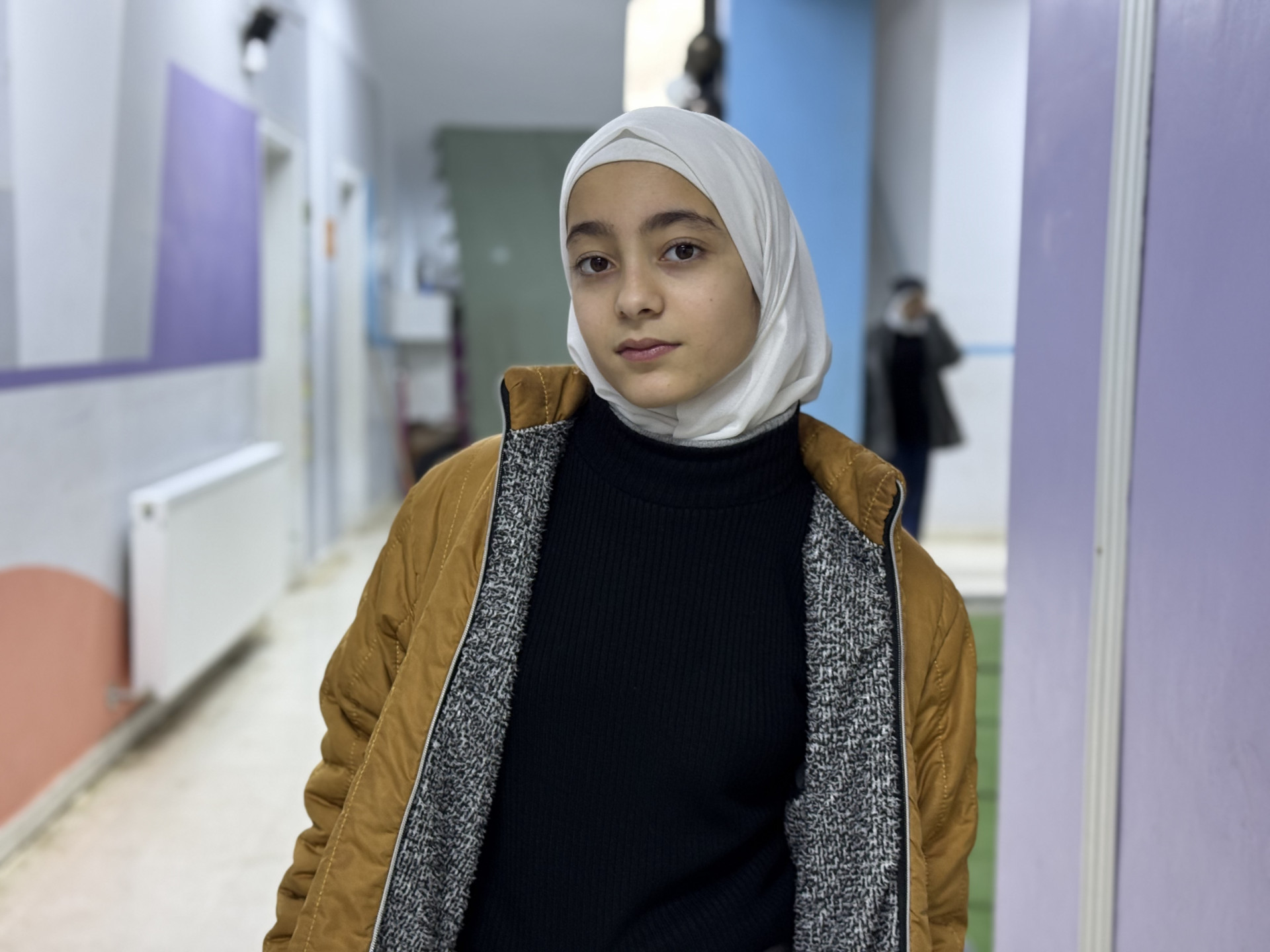 ندى تتحدى الظروف لإكمال مسيرتها التعليمية!