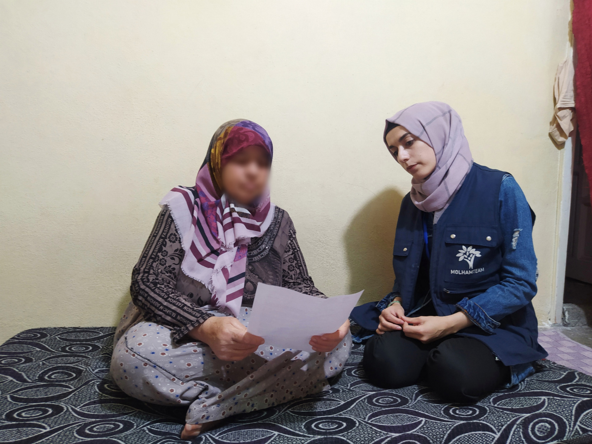 She lives alone in very poor condition after the death of her husband