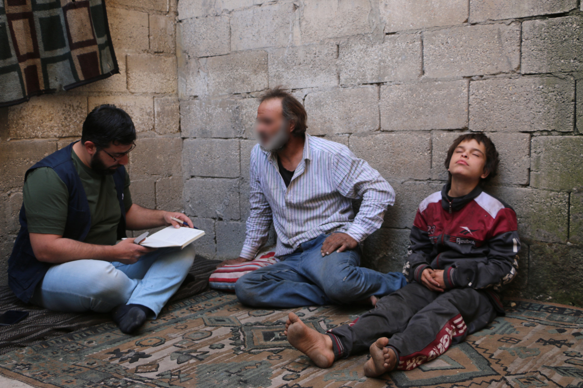 الهم أنهك جسد العم وجعله عاجزاً عن تأمين احتياجات عائلته هل من معين لهم؟