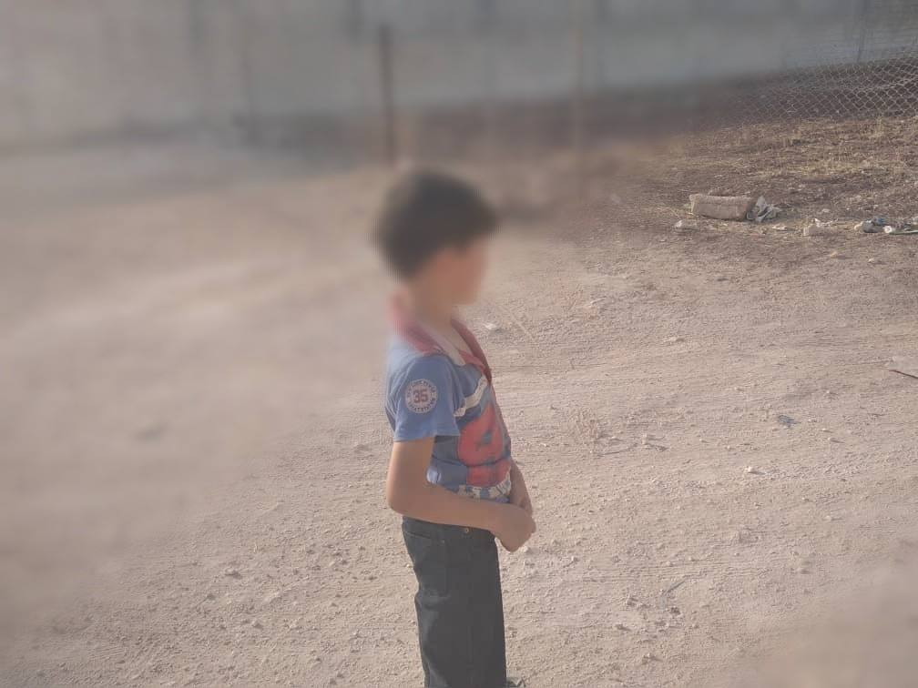 طفل بحاجة سماعة طبية