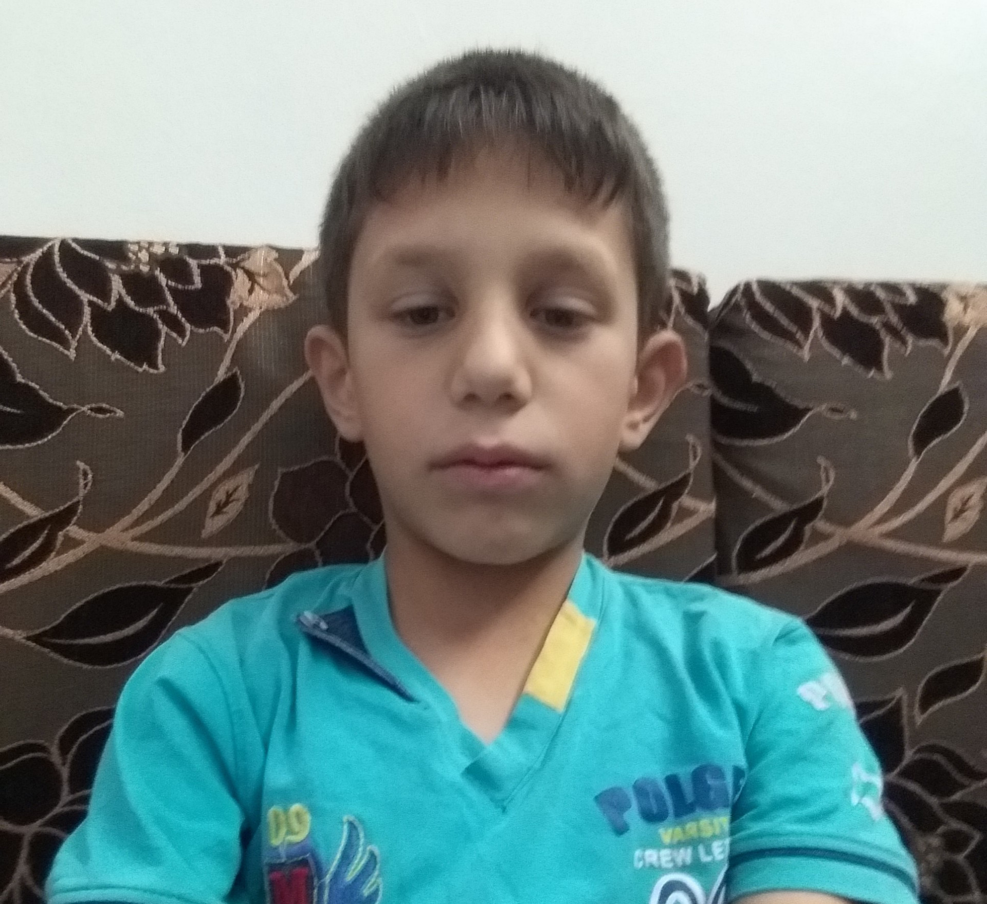 a kid with hearing impairement