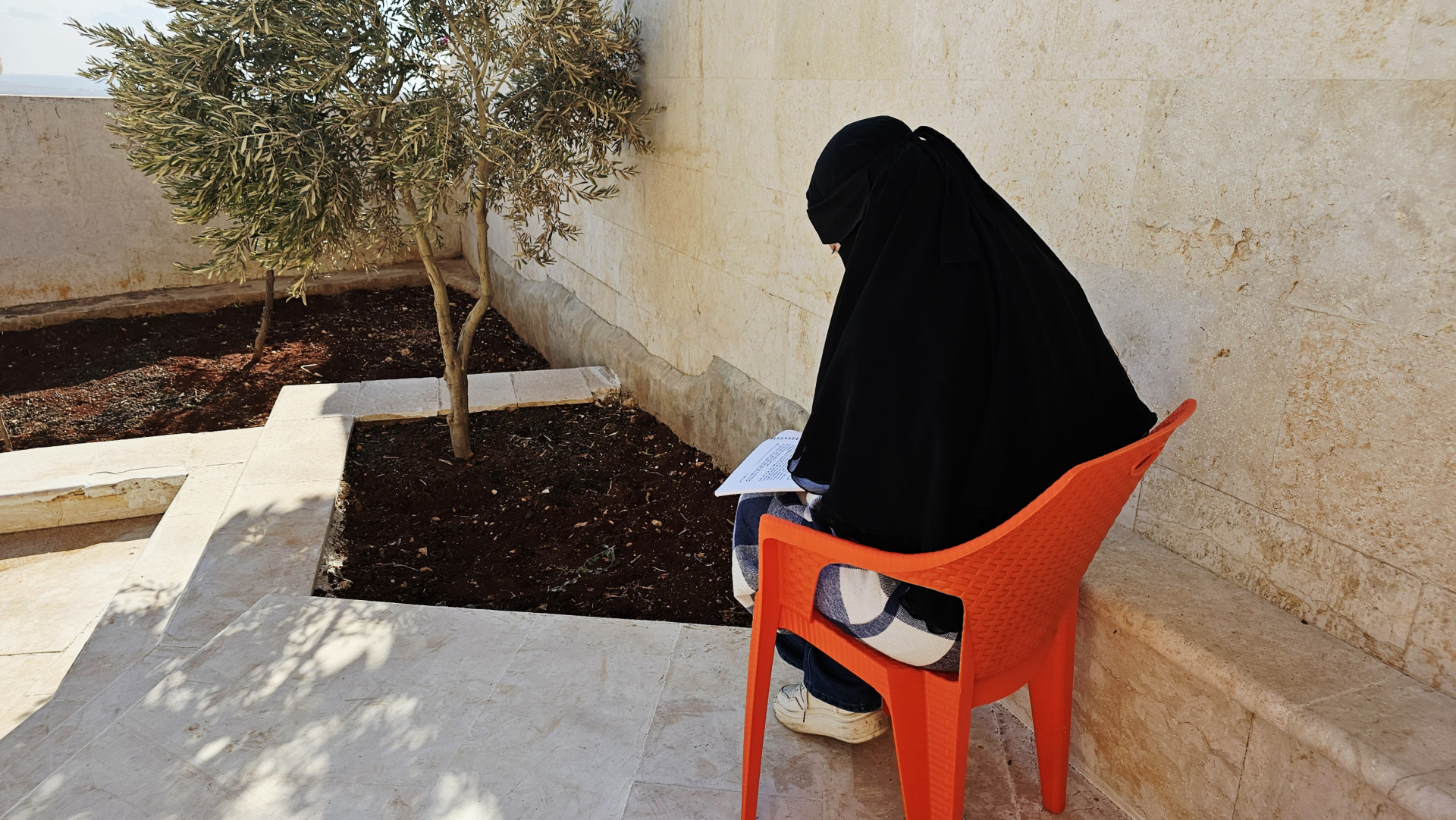 ربا طالبة طب أسنان بحاجة لعونكم!