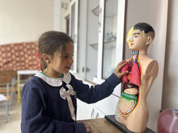 لقاء طفلة بحاجة إلى كفالة تعليمية