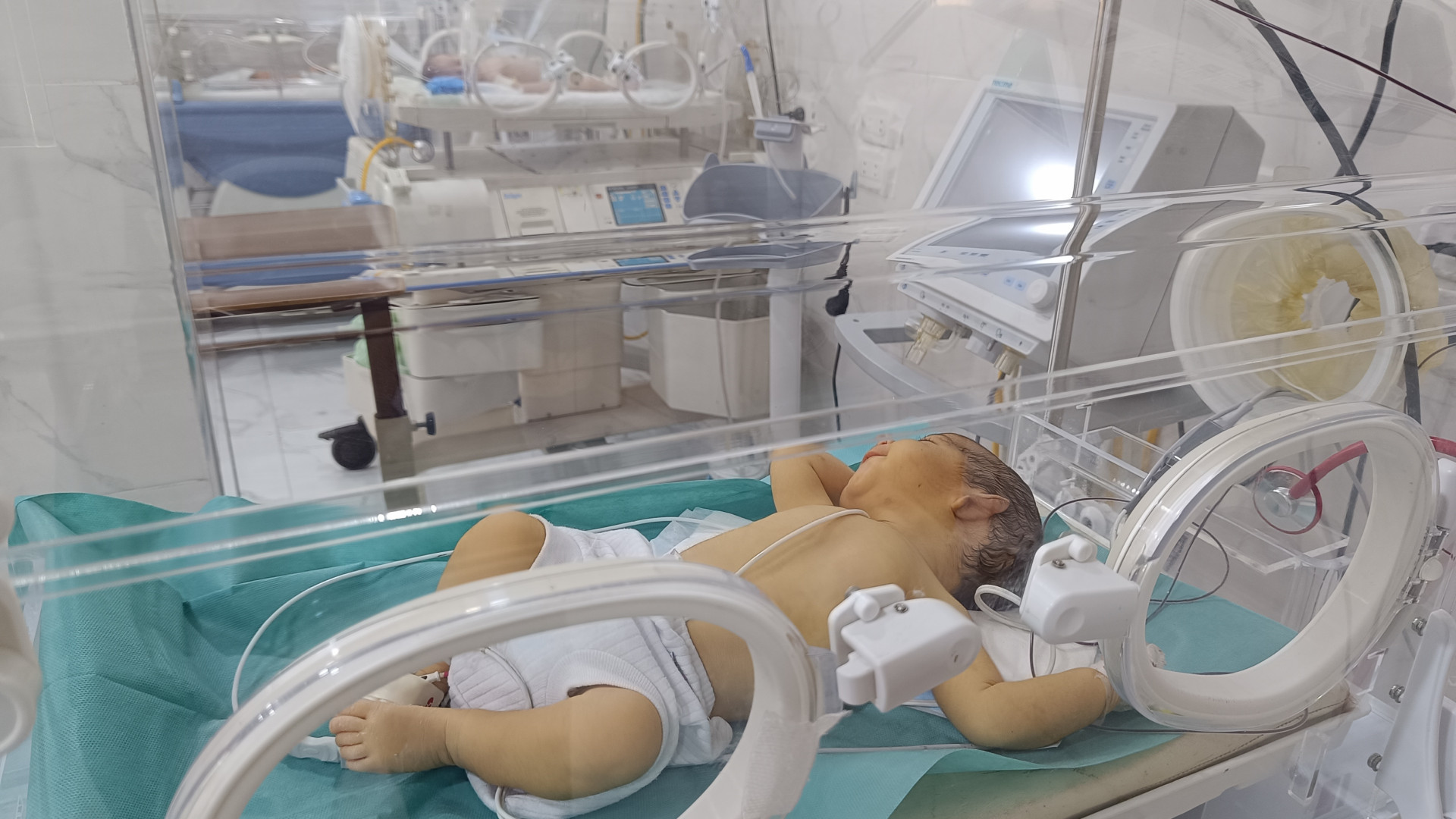 Ghina is a newborn baby placed in an incubator to receive the necessary treatment!