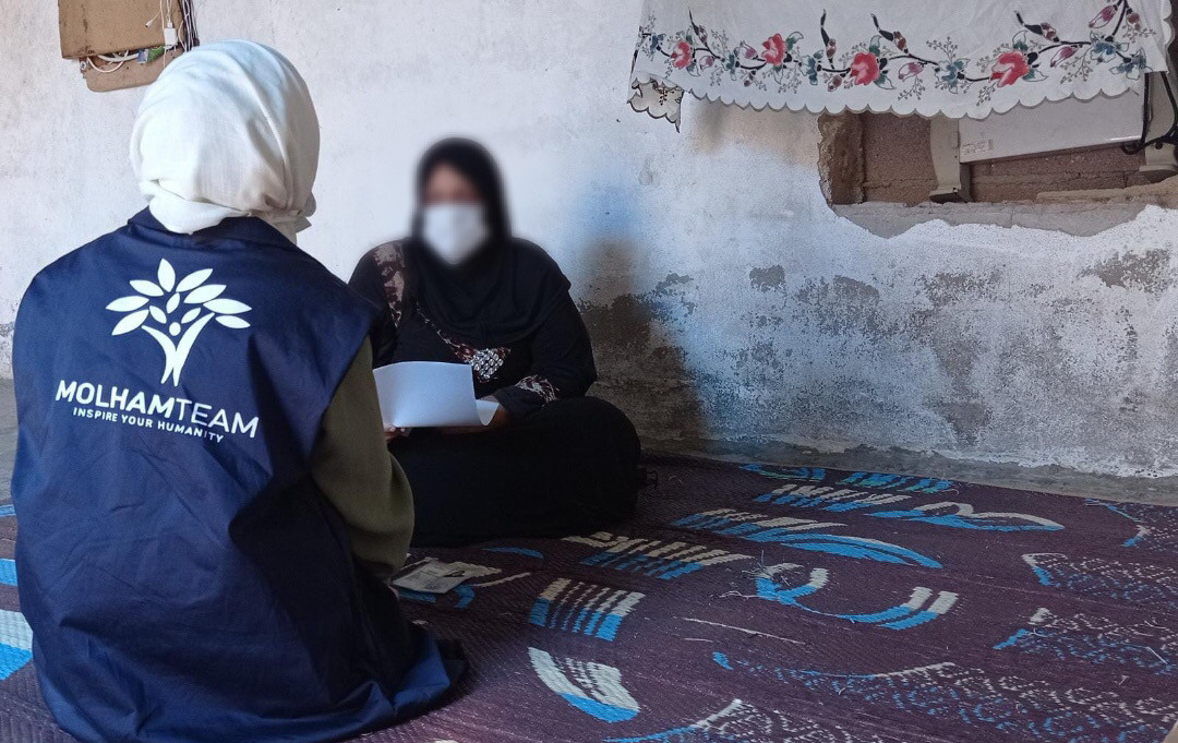 Salwa has severe knee pains and needs treatenmt.