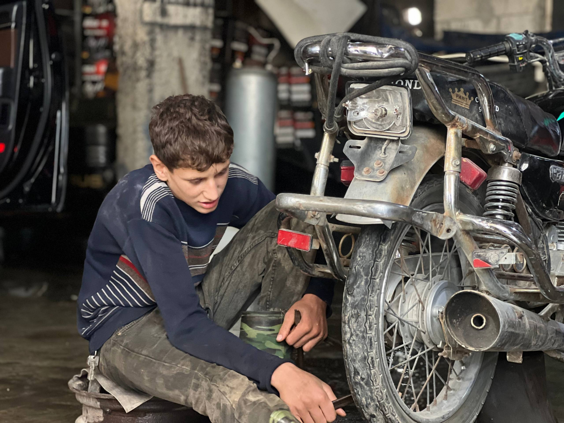 بين مقعد الدراسة ومغسلة السيارات… طفل يقاتل من أجل أسرته