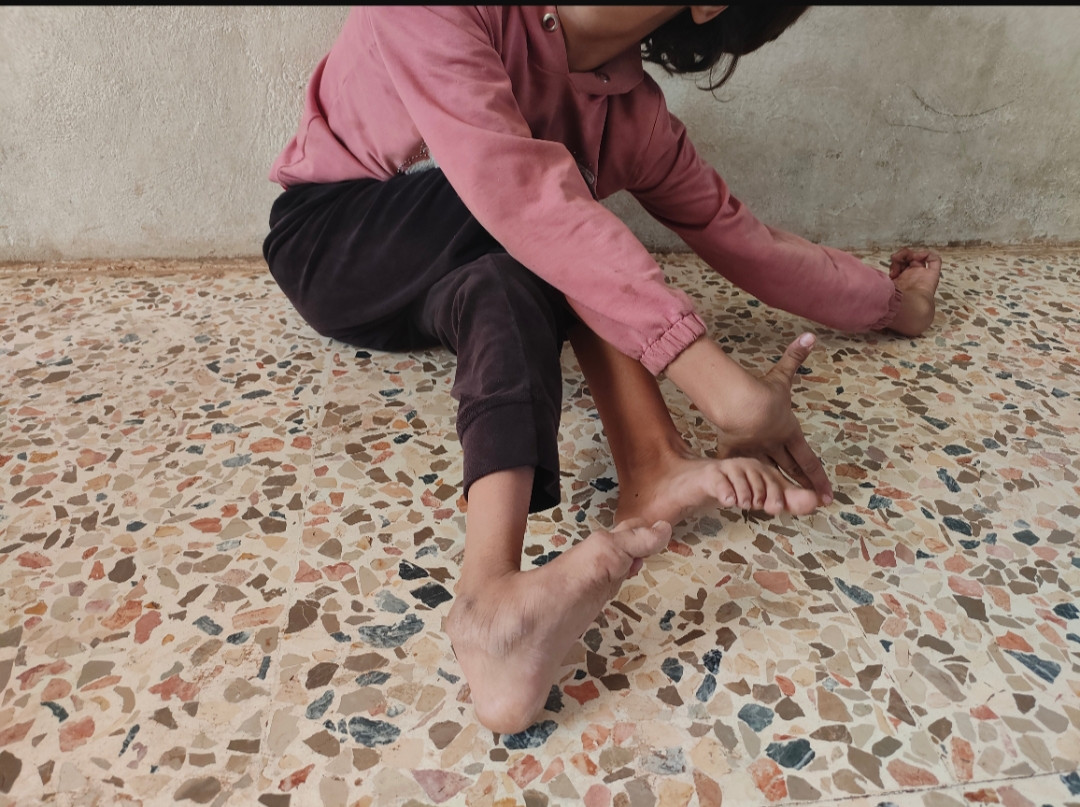 عبدالله… أب يحمل همّ طفلته