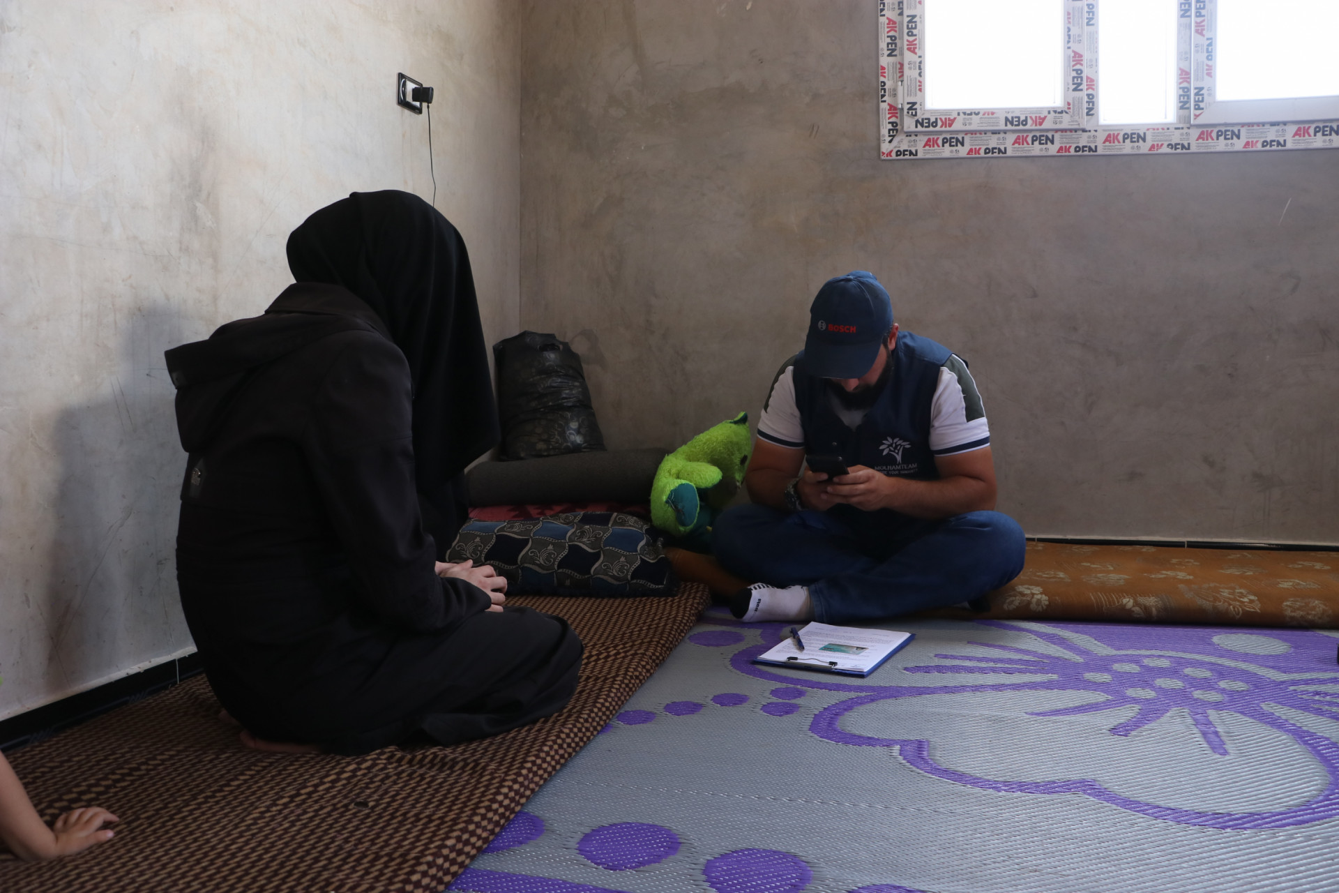 A woman lives with her children with no sponsor