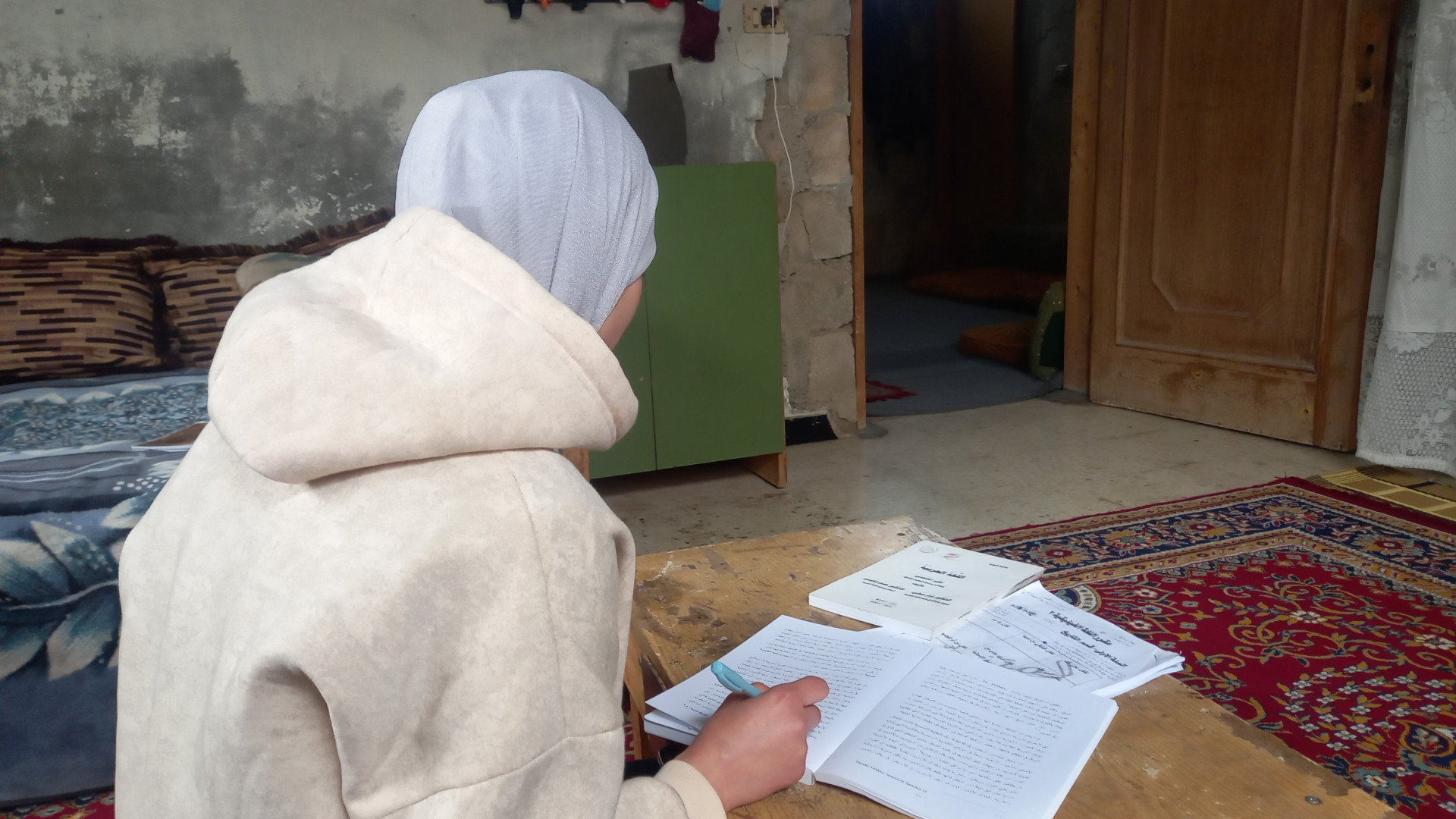 حلم تسنيم بين صعوبة الحياة وأمل التعليم