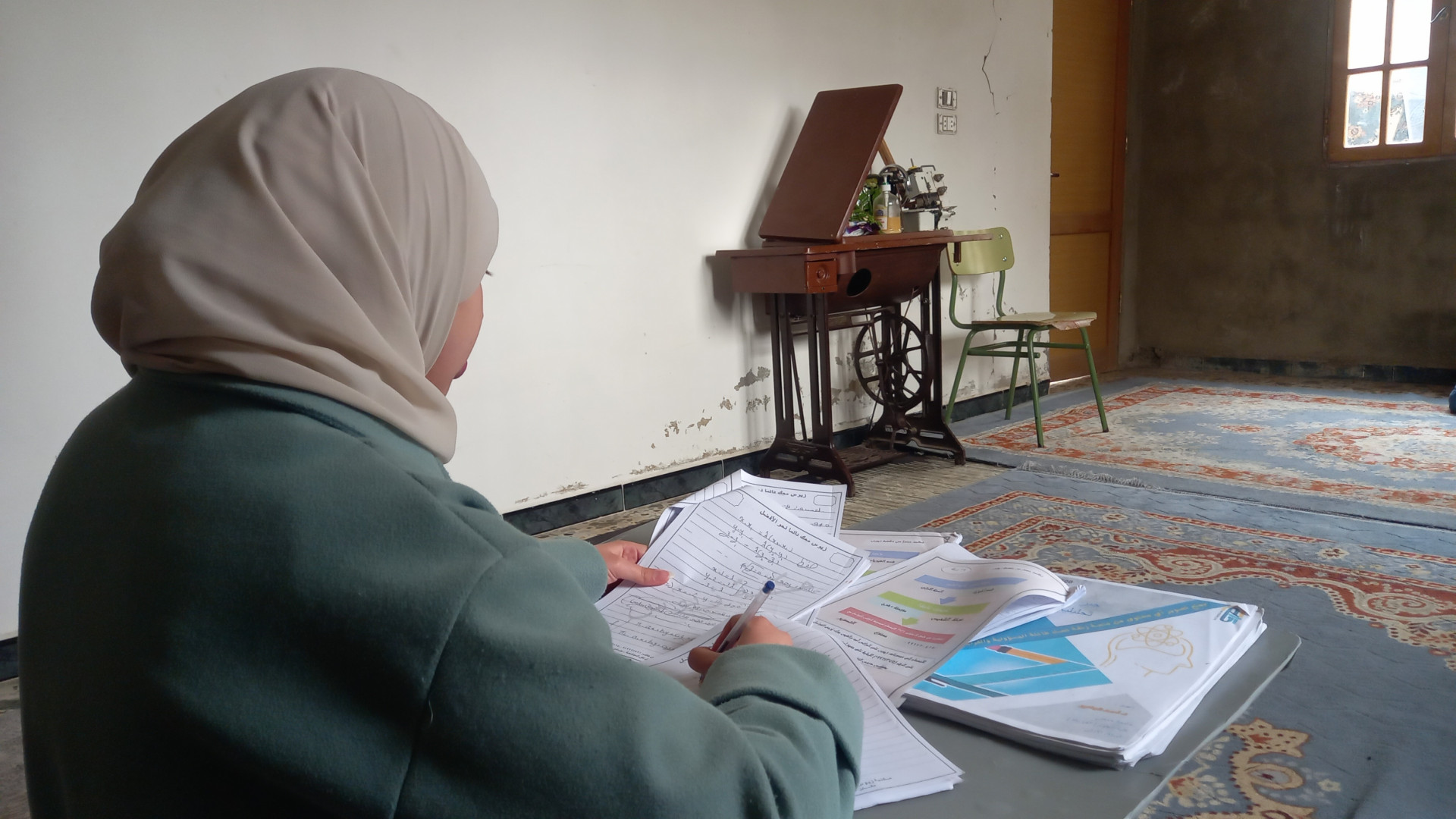 آلاء… حلم يقاوم الفقد وضيق الحياة